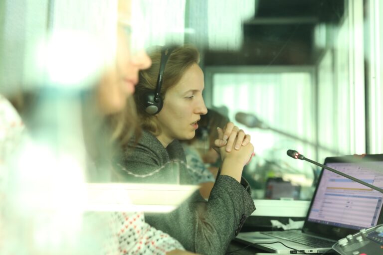 Irena Kyryczenko podczas tłumaczenia symultanicznego w kabinie